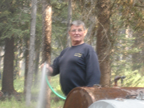 SprinklingLes.jpg - 72301 Bytes